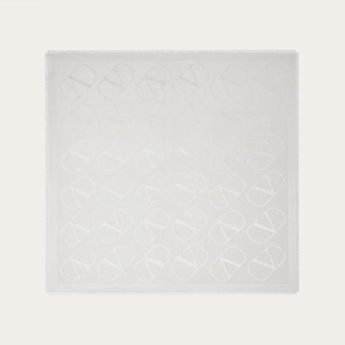  VALENTINO華倫天奴 22年春夏 女士 圍巾 Chale VLogo Signature en lurex 140 x 140 cm VW2EB1 預(yù)定商品1-3周發(fā)貨