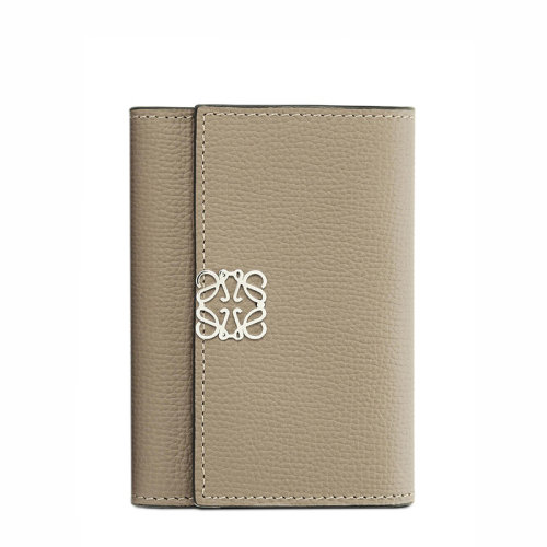 LOEWE/羅意威  女士沙色鵝卵石紋小牛皮徽標(biāo)印花雙折垂直錢(qián)包0010593630