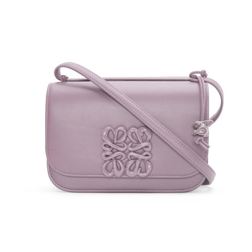 LOEWE/羅意威 23春夏新款 Goya系列 女士小號(hào)淡紫紅色釉小牛皮同色五金配件瓷兔子吊飾磁扣開(kāi)合調(diào)節(jié)肩帶單肩斜挎包A794N09X02-4534