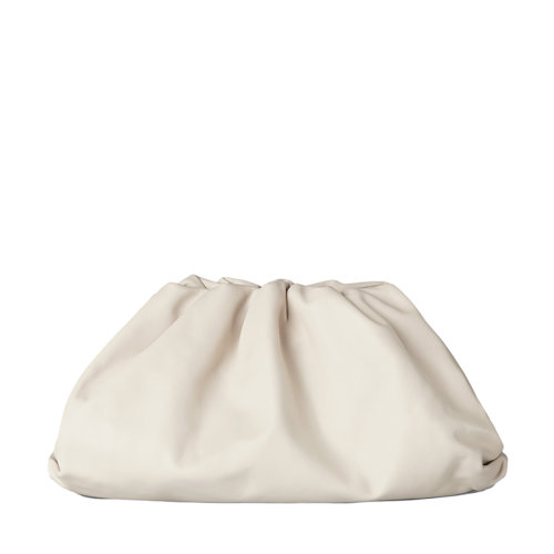 Bottega Veneta/葆蝶家 經(jīng)典POUCH系列 女士石膏色光滑小牛皮手拿云朵包576227VCP409646