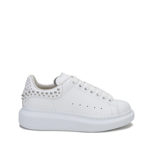Alexander McQueen/亞歷山大麥昆 女士皮革鉚釘裝飾系帶休閑運(yùn)動(dòng)鞋小白鞋 666406 WHQYW