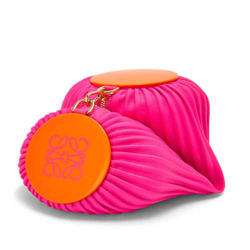 LOEWE/羅意威 22春夏新款女士霓虹粉褶皺納帕皮革醋酸纖維金鏈手拿包0010652139