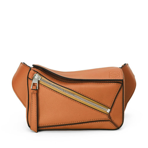 LOEWE/羅意威 22春夏新款Puzzle系列 男士棕褐色色經(jīng)典小牛皮斜挎腰包0010651305