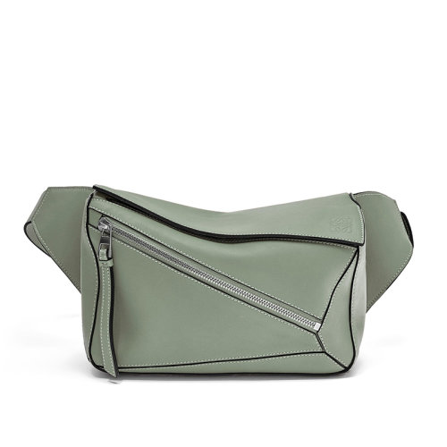 LOEWE/羅意威 22春夏新款Puzzle系列 男士暗鼠尾草色經(jīng)典小牛皮斜挎腰包0010640910