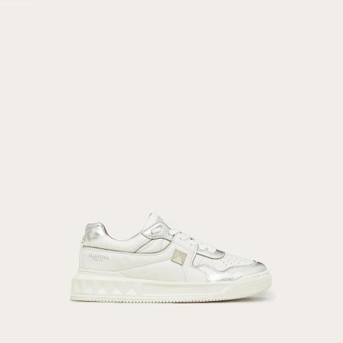  VALENTINO華倫天奴 22年秋冬 女士 休閑運(yùn)動鞋 BASKETS BASSES ONE STUD EN NAPPA A_VEC DéTA