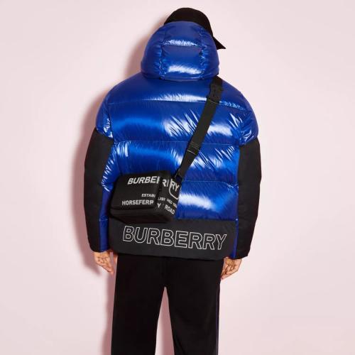  BURBERRY 22年秋冬 男士 徽標(biāo)印花尼龍寬松連帽羽絨服 80583291