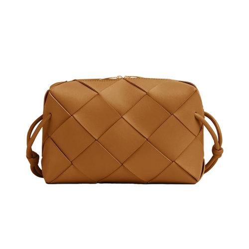 Bottega Veneta/葆蝶家 22新款 女士小號(hào)駝色羔羊皮編織圖案金色飾面拉鏈開合單肩相機(jī)包709417VCQC22593