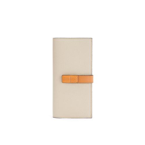  LOEWE羅意威 22年秋冬 女士 錢(qián)包 Large vertical wallet in grained calfskin C660S40X01-246 預(yù)定商品1-3周發(fā)貨