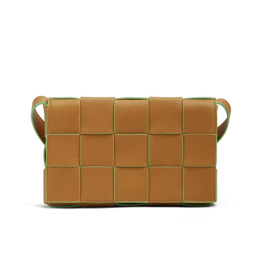 Bottega Veneta/葆蝶家 22新款CASSETTE系列 女士焦糖/開心果綠牛皮皮革intreccio圖案單肩手拿斜挎包578004V1Q719836