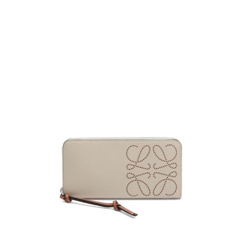  LOEWE羅意威 22年秋冬 女士 錢包 Zip around wallet in classic calfskin C500T12X03-2456 預(yù)定商品1-3周發(fā)貨