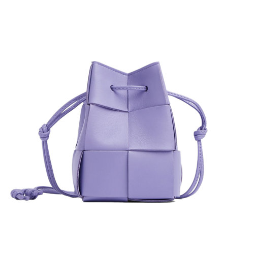 Bottega Veneta/葆蝶家 22新款 女士迷你紫藤花色羔羊皮抽繩封口金色飾面單肩斜挎水桶包680217VCQC44215