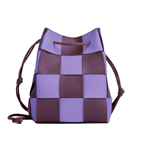 Bottega Veneta/葆蝶家 22新款 女士小號(hào)淺紫/深紫色拼接小牛皮抽繩封口金色飾面單肩斜挎水桶包680218V2AC35317