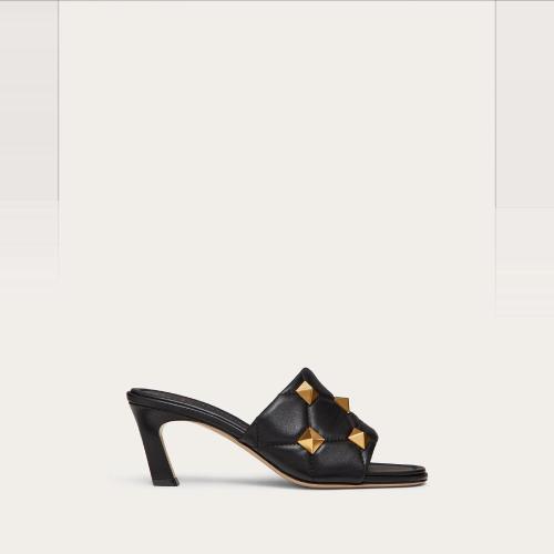  VALENTINO華倫天奴 22年秋冬 女士 中跟涼鞋 CLAQUETTES ROMAN STUD EN NAPPA MATELASSé. TAL 預(yù)定商品1-3周發(fā)貨