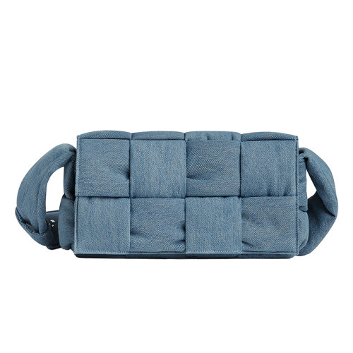 Bottega Veneta/葆蝶家 22新款 男士中號(hào)靛藍(lán)絎縫水洗牛仔布飾Intreccio圖案磁扣開合拆卸拉鏈口袋單肩包710218V2A004948