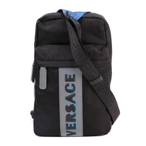 VERSACE/范思哲 男士黑色尼龍經(jīng)典字母徽標(biāo)貼飾拉鏈開(kāi)合單肩包斜挎包郵差包信使包男包 DFZ8076-DNY2R-K046E