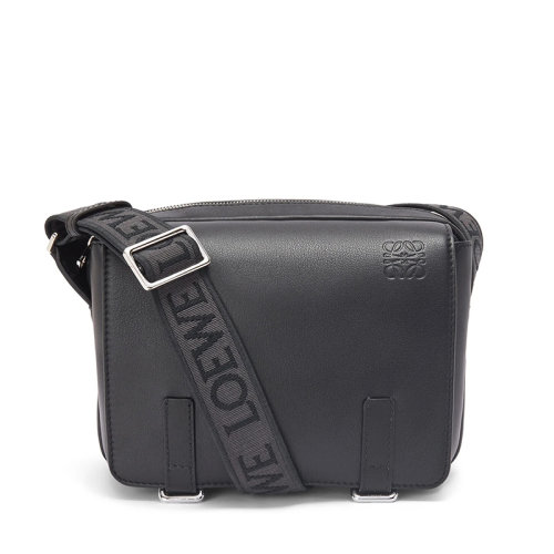 LOEWE/羅意威 22新款XS Military系列 男士黑色柔軟光滑小牛皮織物肩帶翻蓋開合單肩斜挎郵差包B553A72X21-1100