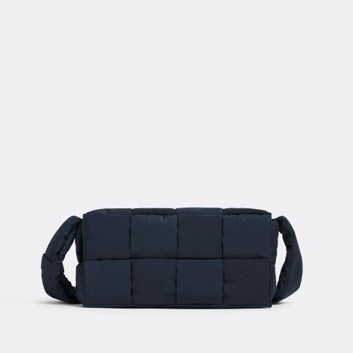  BV葆蝶家 22年秋冬 男士 單肩包 padded tech cassette 628951VBO818838