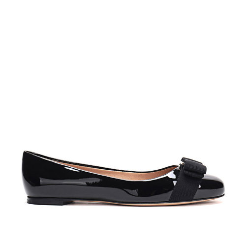 SalvatoreFerragamo/菲拉格慕 女士VARINA系列漆皮蝴蝶結(jié)平底鞋 0574556
