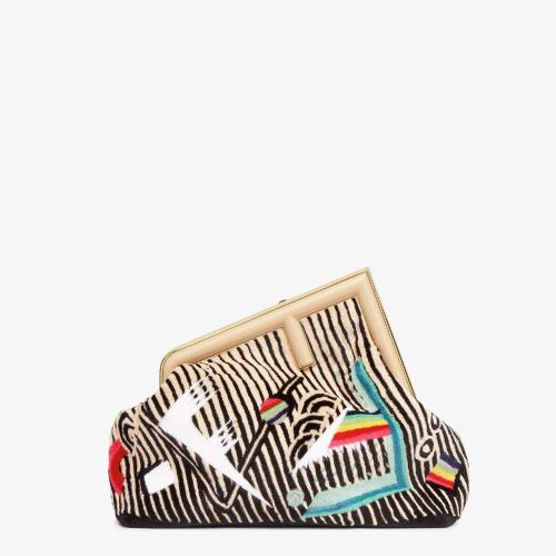  FENDI芬迪 22年秋冬 女士 手拿包 拼色鑲飾貂毛手袋 8BP127ALOYF1HZY