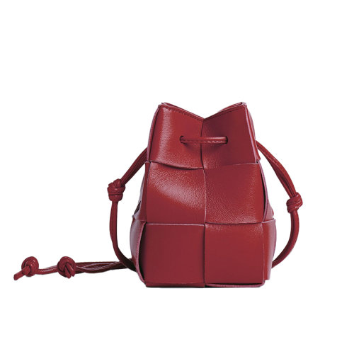 Bottega Veneta/葆蝶家 22新款 女士迷你深紅色羔羊皮抽繩封口金色飾面單肩斜挎水桶包680217VCQC46358
