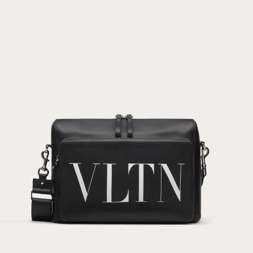  VALENTINO華倫天奴 22年秋冬 男士 單肩包 SAC MESSENGER VLTN EN CUIR XY2B0722WJW0NI 預(yù)定商品1-3周發(fā)貨