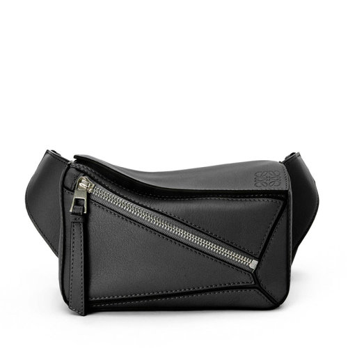 LOEWE/羅意威 22春夏新款Puzzle系列 男士黑色經(jīng)典小牛皮斜挎腰包0010651297
