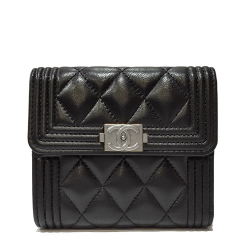 CHANEL/香奈兒 經(jīng)典款小羊皮復(fù)古銀扣BOY菱格絎縫短款錢包
