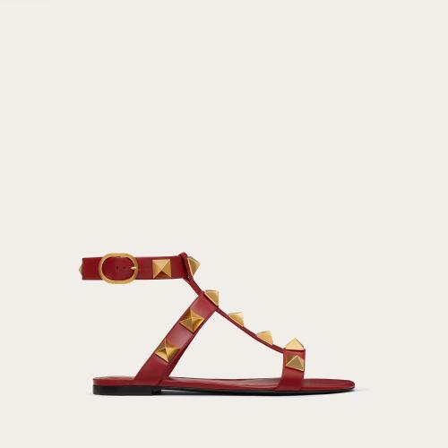  VALENTINO華倫天奴 22年秋冬 女士 平底涼鞋 SANDALES ROMAN STUD EN VEAU WW2S0BU8ZWM0RO 預(yù)定商品1-3周發(fā)貨