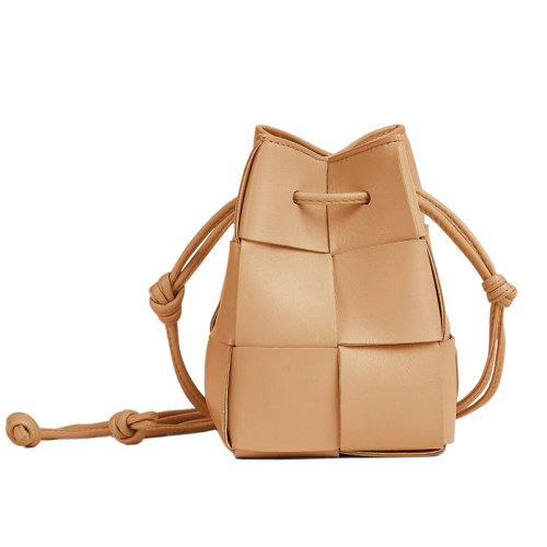 Bottega Veneta/葆蝶家 22新款 女士迷你杏仁色羔羊皮抽繩封口金色飾面單肩斜挎水桶包680217VCQC42700