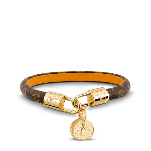 Louis Vuitton/路易威登 22春夏新款TRIBUTE系列 米色/棕色老花帆布徽標(biāo)刻印金扣帽盒吊飾手鏈M6442E