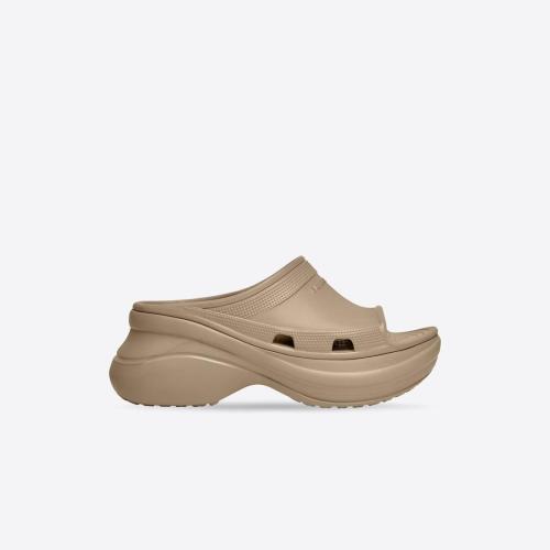  BALENCIAGA巴黎世家 22年春夏 女士 平底涼鞋 Womens Pool Crocs? Slide Sandal in Beige 677