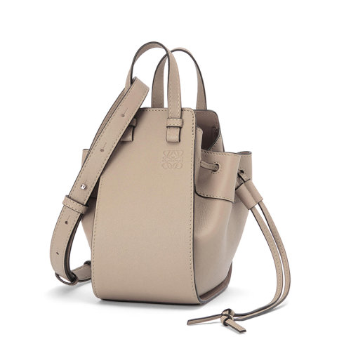 LOEWE/羅意威  Hammock系列 女士迷你沙色經(jīng)典小牛皮徽標(biāo)印花可拆卸可調(diào)肩帶單肩手提斜挎包0010588127