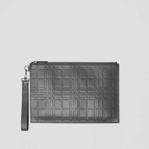  BURBERRY 22年秋冬 男士 壓花格紋皮革大號(hào)拉鏈?zhǔn)占{袋 80583541