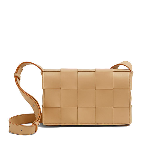 Bottega Veneta/葆蝶家 CASSETTE系列 杏仁色小羊皮雙面正交編織單肩豆腐包578004VMAY12714