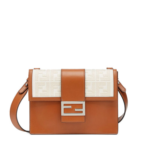 預購一個月 FENDI/芬迪  Baguette系列 男士棕色小牛皮淺米色帆布翻蓋飾有協(xié)調(diào)刺繡FF圖案手提斜挎單肩背包7VA524A9P6F1DZO