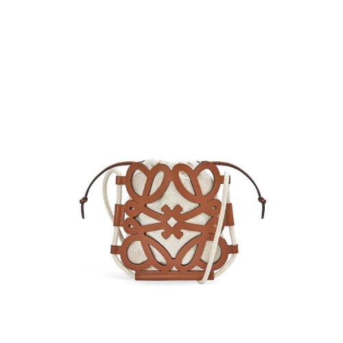  LOEWE羅意威 22年秋冬 男士 單肩包 Anagram cut-out crossbody in classic calfskin and canv