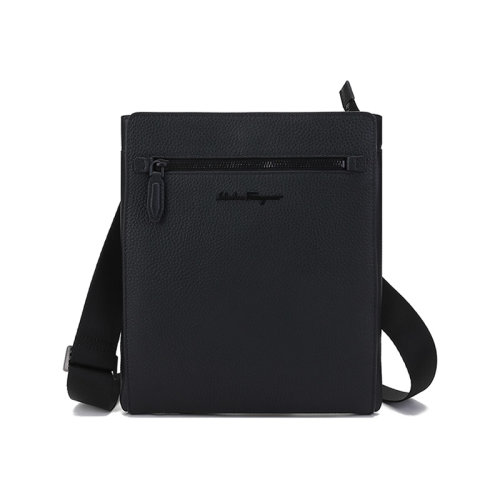 Salvatore Ferragamo/菲拉格慕【22年新款】男士FIRENZE BLAC系列浸膠牛皮單肩斜挎包郵差包 240131
