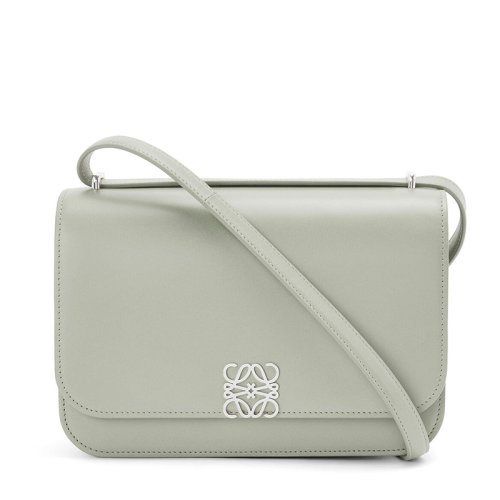 LOEWE/羅意威 22春夏新款Goya系列 女士灰白色絲綢牛皮革銀扣徽標(biāo)翻蓋開合單肩斜跨包0010697225