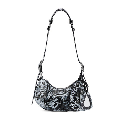 Balenciaga/巴黎世家 22新款 Le Cagole Model XS系列 女士黑白涂鴉印花小羊皮復(fù)古銀色飾面拉鏈開(kāi)合拆卸心形鏡子拉鏈口袋徽標(biāo)壓花單肩包671309210G61090
