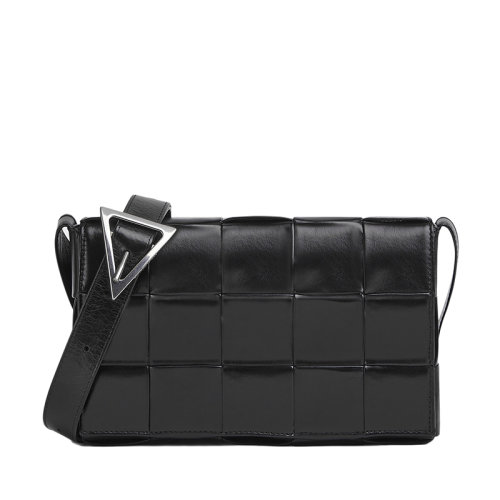 Bottega Veneta/葆蝶家 CASSETTE系列 男士黑色小牛皮Intreccio雙面編織銀色飾面單肩斜挎豆腐包667298VCQ718803