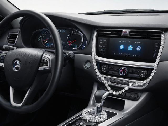 車內(nèi)為什么不讓放水晶？