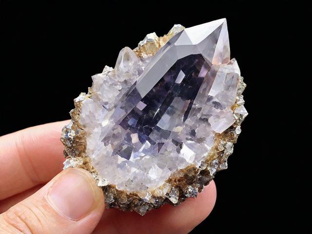 為什么水晶洞選擇原礦？原礦水晶洞的獨特魅力