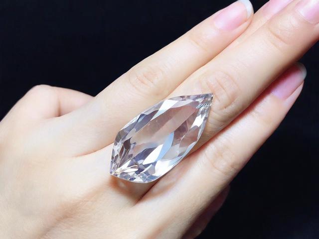 為什么有些水晶很透明？